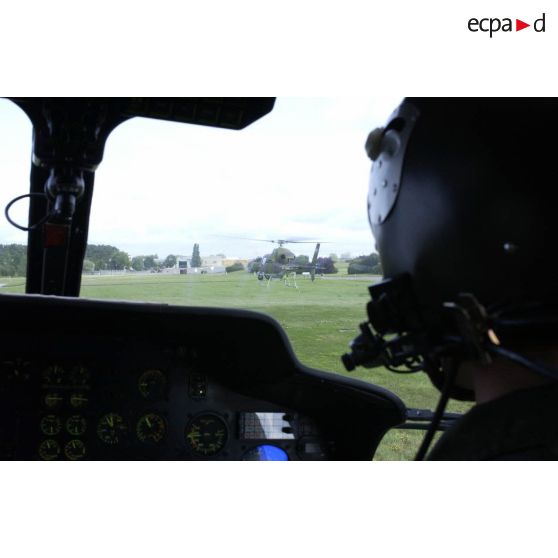 Dans le cockpit d'un hélicoptère Fennec avec des commandos de l'air parachutistes du CPA 20 MASA (mesures actives de sûreté aérienne).