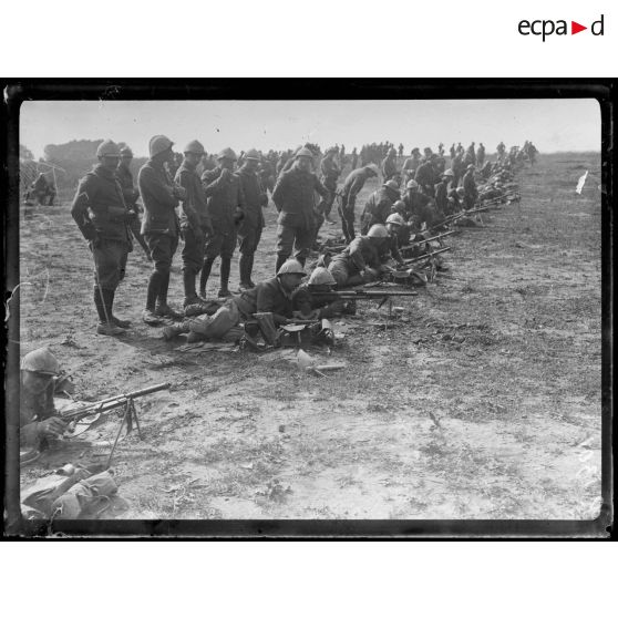 Près Caix (Somme). Chasseurs du 31e Bataillon s'exerçant au tir par fusil mitrailleur. [légende d'origine]