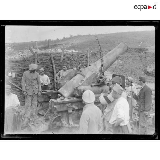 Près Framerville, lieu-dit La Place Blanche, mortier de 270. [légende d'origine]