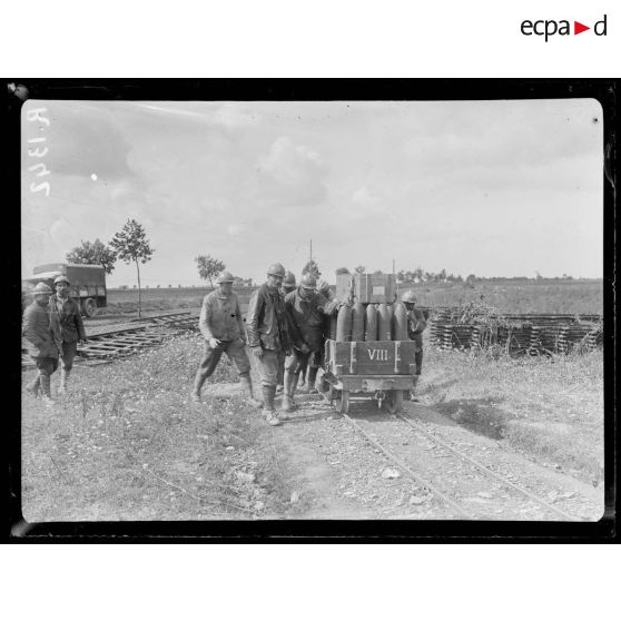 Près Lihons. pendant l'attaque de septembre 1916 sur Vermandovillers. Ravitaillement d'une batterie de 155. [légende d'origine]