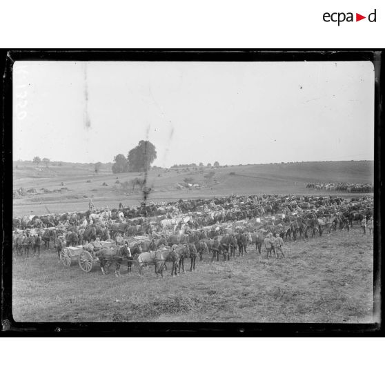 Près Caix. Un centre de ravitaillement d'artillerie (les caissons attelés attendent la tombée du jour pour gagner les batteries). [légende d'origine]