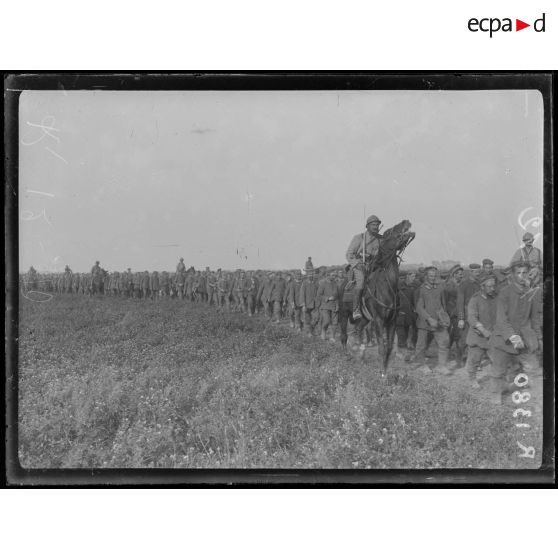 Beaucourt-en-Santerre (Somme). Convoi de prisonniers. [légende d'origine]