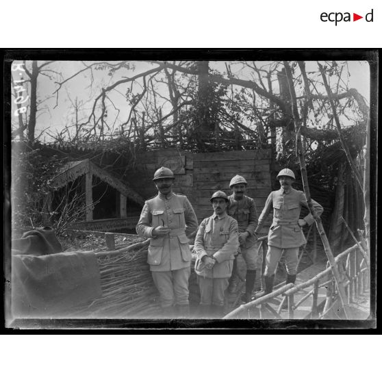 Au Bois des Satyres, près d'Estrées. Le colonel Smith commandant la 22e brigade (SP 117). [légende d'origine]