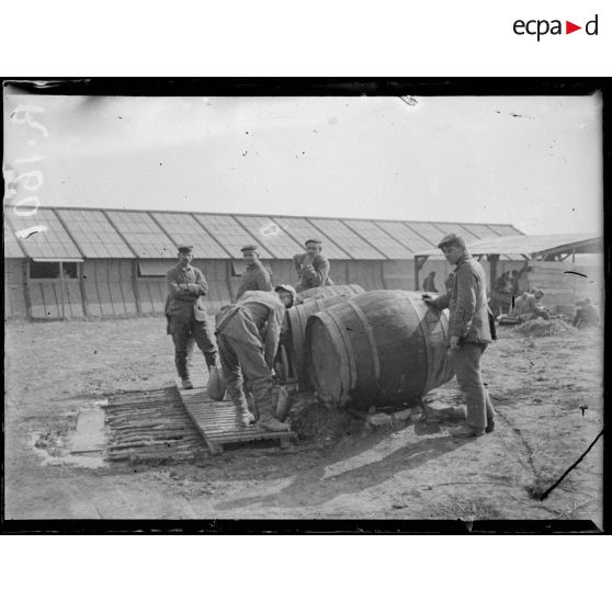 Coivrel (Oise). Camp de prisonniers allemands. Corvée d'eau. [légende d'origine]