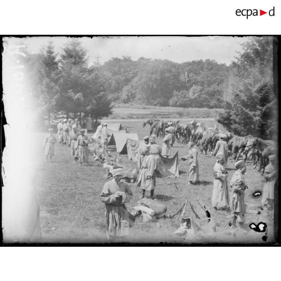 Coudun. Un coin du camp des spahis. [légende d'origine]