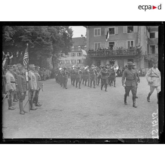 Fête de ''l'Independance Day''. La musique américaine défilant devant le commandant Chaix. [légende d'origine]