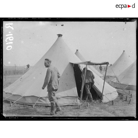Coivrel (Oise). Camp de prisonniers allemands. Une tente du camp. [légende d'origine]