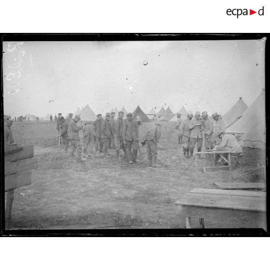 Coivrel (Oise). Camp de prisonniers allemands. Réfection d'un chemin dans le camp. [légende d'origine]