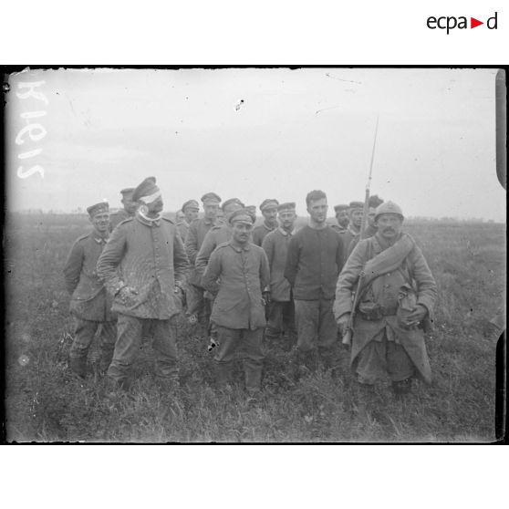 Près Lihons (Somme). Prisonniers arrivant au camp. [légende d'origine]
