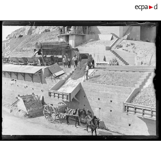 Lauw, Alsace. Les carrières. Le concasseur Lego et étages de chargement. [légende d'origine]