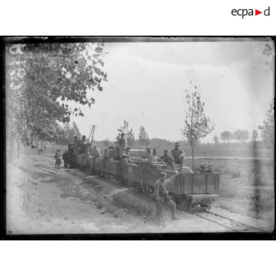 Près d'Etinehem (Somme). Train de munitions. [légende d'origine]