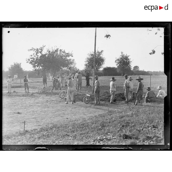Lure, Haute Saône. Travailleurs chinois construisant une route. [légende d'origine]