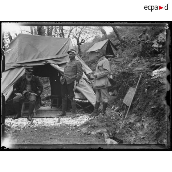 Région de Livadi. Entre Livadi et Pestera. Le capitaine Galopaud (du 56e Colonial) devant sa tente. [légende d'origine]