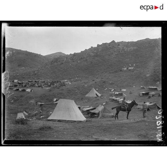 Sur la route de Livadi à Pestera. Un bivouac du 56e Colonial. [légende d'origine]