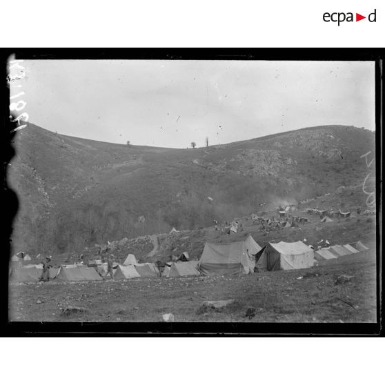 Sur la route de Livadi à Pestera. Un bivouac du 56e Colonial. [légende d'origine]