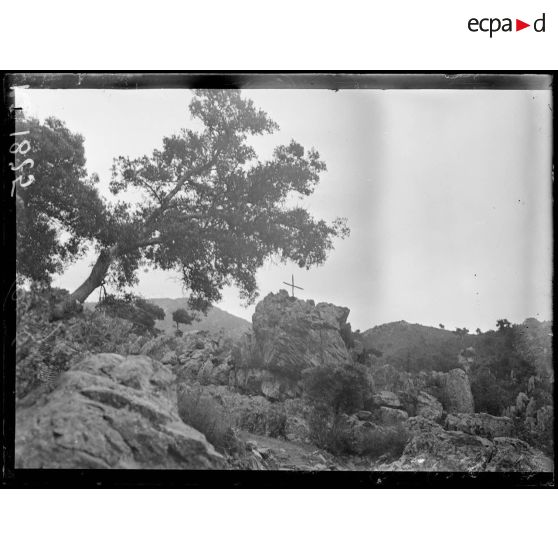 Région de Vasilika. Les rochers au milieu desquels s'ouvre le sentier qui conduit au monastère de Saint-Anastase. [légende d'origine]