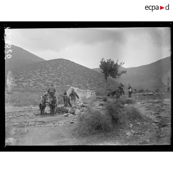 Région de Vasilika. Sur le chemin qui conduit au monastère Saint-Anastase. Ravitaillement en eau à la fontaine de la ferme du monastère. [légende d'origine]