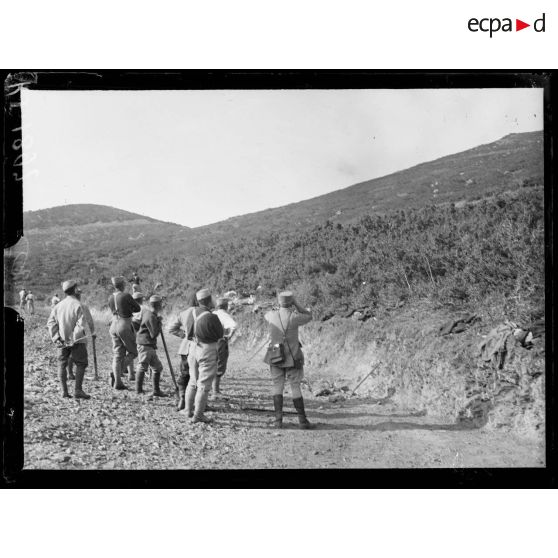 Région de Livadi. Soldats au travail. [légende d'origine]
