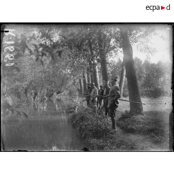 Dans la Somme, pêche à la ligne. [légende d'origine]
