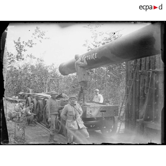 Près Harbonnières (Somme). Sur la volée d'un 340, un artilleur écrit "Victoire". [légende d'origine]