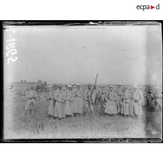 Près du Petit Blangy (Somme). Officiers du drapeau du 35e régiment d'infanterie. [légende d'origine]