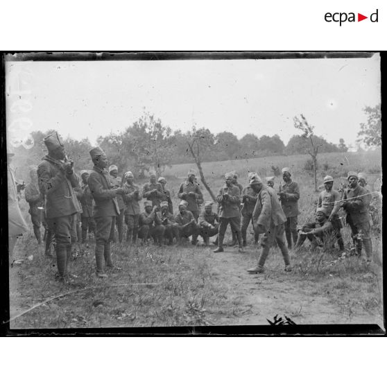 Bois d'Houssoy près Remaugies (Somme). Camp de tirailleurs sénégalais. Musique de sénégalais. [légende d'origine]