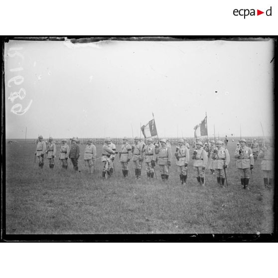 Entre Remaugies et Etelfay. Remise de décorations par le général Marchand. [légende d'origine]