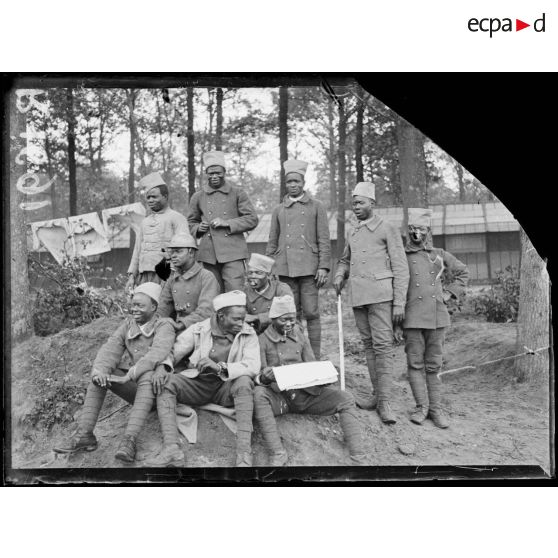 Bois d'Houssoy près de Remaugies. Camp de tirailleurs sénégalais (62e bataillon). Groupe de sénégalais. [légende d'origine]
