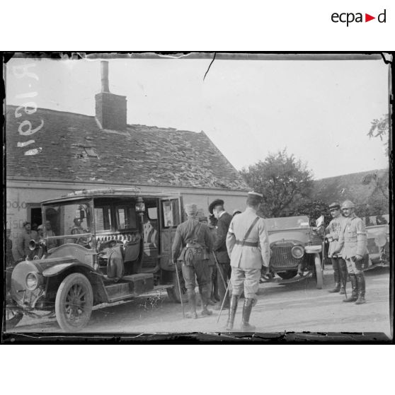 Dancourt. Le général Marchand et lord Crew, ministre anglais, remontant en voiture après avoir visité les organisations défensives, dont la barricade sur la route de Roye. [légende d'origine]