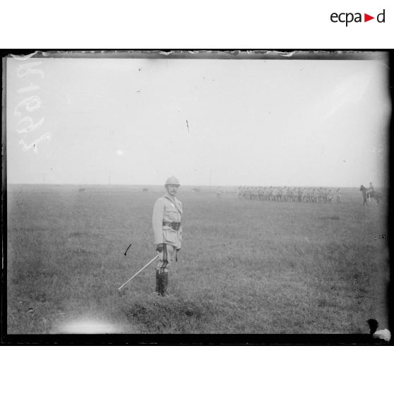 Entre Remaugies et Etelfay. Prise d'armes pour la remise de décorations du général Marchand. Le général Marchand. [légende d'origine]