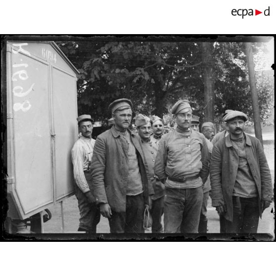 Piennes (Somme). Soldats russes évadés des lignes allemandes. [légende d'origine]