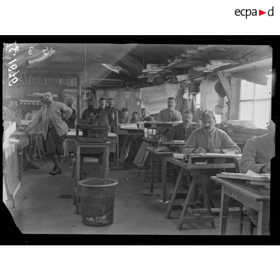 Lure, Haute Saône. Bureau de l'Etat Major de la VIIe armée. La salle des dessinateurs. [légende d'origine]