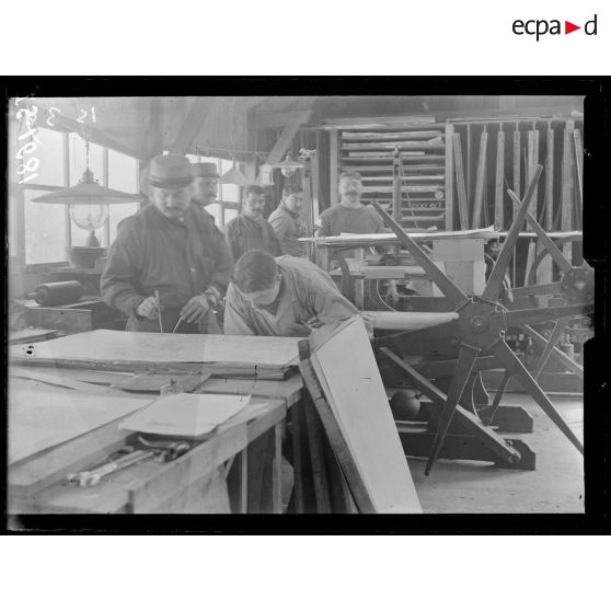 Lure, Haute Saône. Bureau de l'Etat Major de la VIIe armée. Canevas de tir. Salle de lithographie. [légende d'origine]