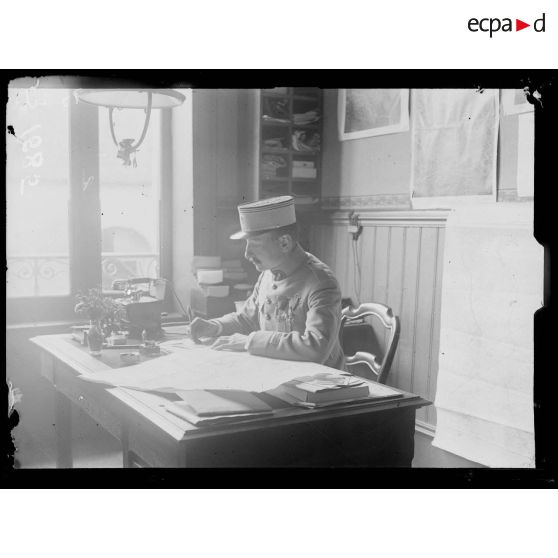 Lure, Haute Saône. Bureau de l'Etat Major de la VIIe armée. Un capitaine. [légende d'origine]