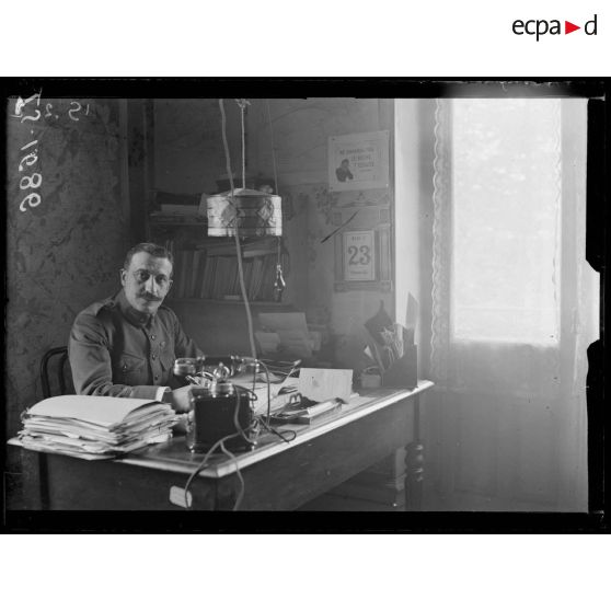 Lure, Haute Saône. Bureau de l'Etat Major de la VIIe armée. L'officier commandant le canevas de tir. [légende d'origine]