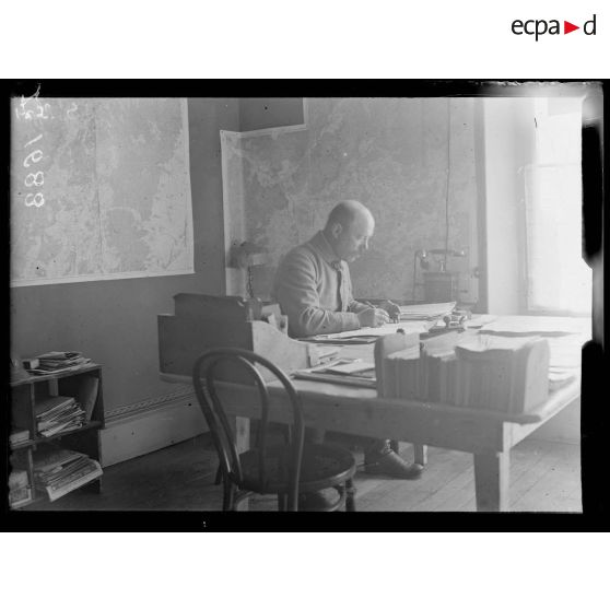 Lure, Haute Saône. Bureau de l'Etat Major de la VIIe armée. Un officier. [légende d'origine]