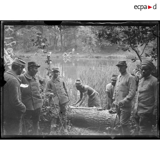 Dans la Somme. Soldats noirs lavant leur linge. [légende d'origine.