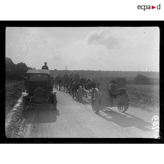 Somme. Passage de troupes d'artilleurs. [légende d'origine]