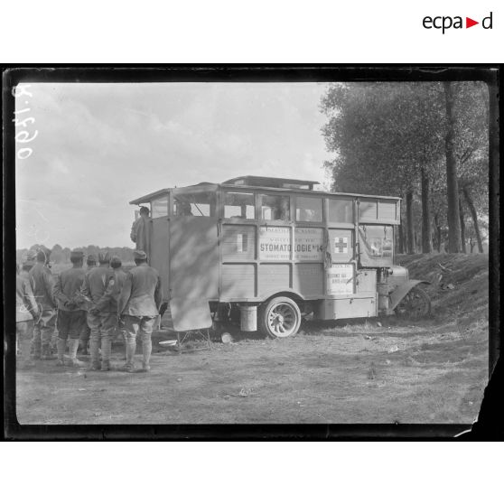 Au camp des Canards (entre Mézières et Ignaucourt). Voiture de stomatologie. [légende d'origine]