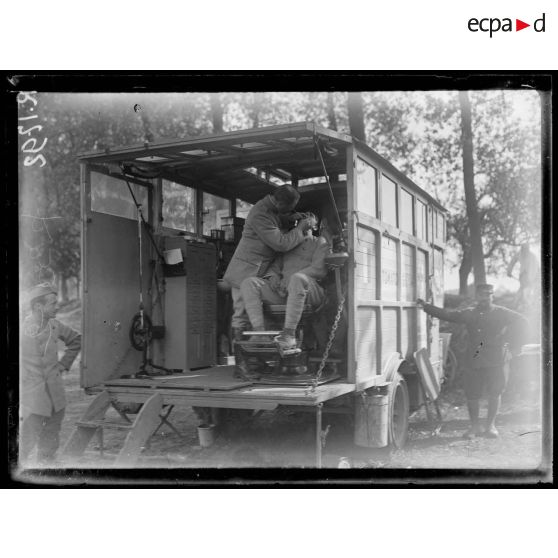 Au camp des Canards (entre Mézières et Ignaucourt). Le dentiste opérant. [légende d'origine]