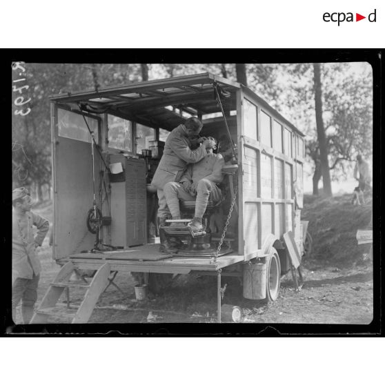 Au camp des Canards (entre Mézières et Ignaucourt). Le dentiste opérant. [légende d'origine]