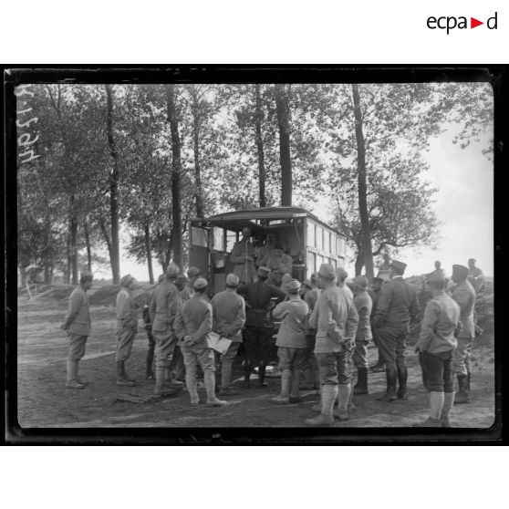 Au camp des Canards (entre Mézières et Ignaucourt). La voiture de stomatologie. [légende d'origine]