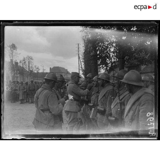 Caix (Somme). Prise d'armes du 273e d'infanterie. Remise de décorations par le colonel de Prandières. [légende d'origine]
