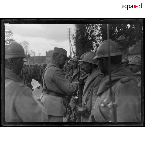 Caix (Somme). Prise d'armes du 273e d'infanterie. Remise de décorations par le colonel de Prandières. [légende d'origine]
