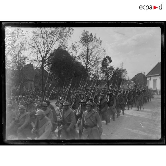 Caix (Somme). Défilé du 273e d'infanterie. [légende d'origine]