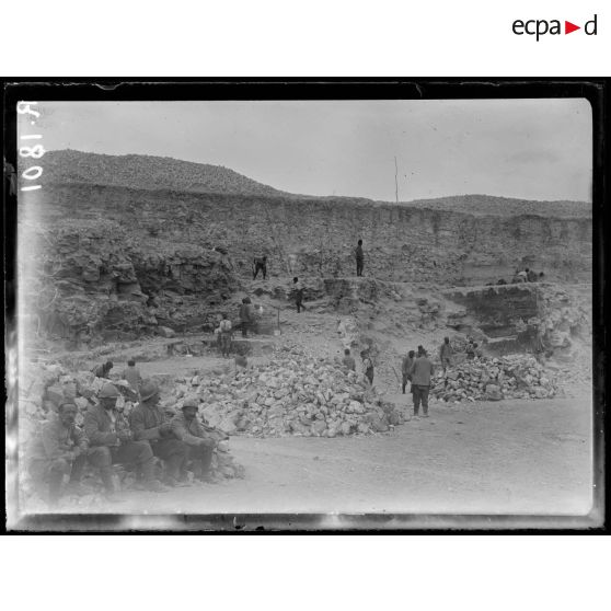Près Caix (Somme). Exploitation d'une carrière par des arabes devenus inaptes par blessure de guerre. [légende d'origine]