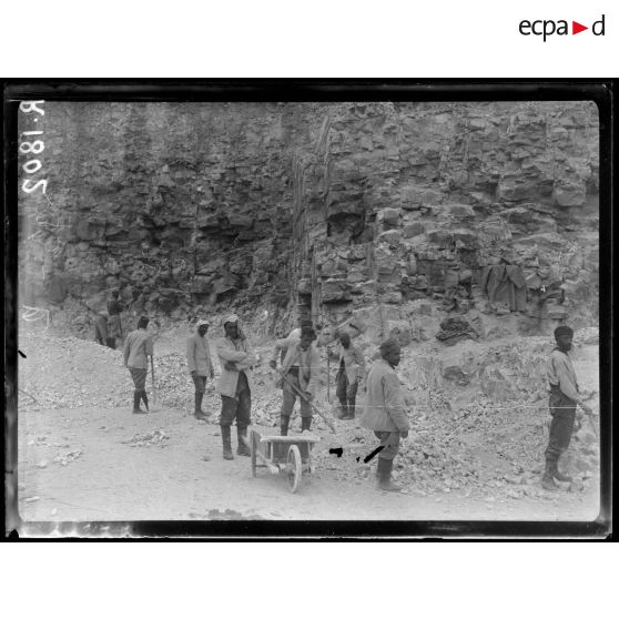 Près Caix (Somme). Exploitation d'une carrière par des arabes devenus inaptes par blessure de guerre. [légende d'origine]