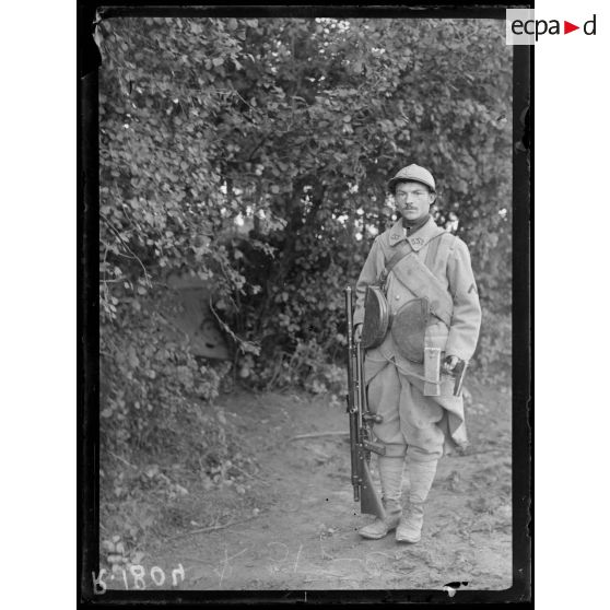 Fusilier mitrailleur avec son équipement, vu de face. [légende d'origine]
