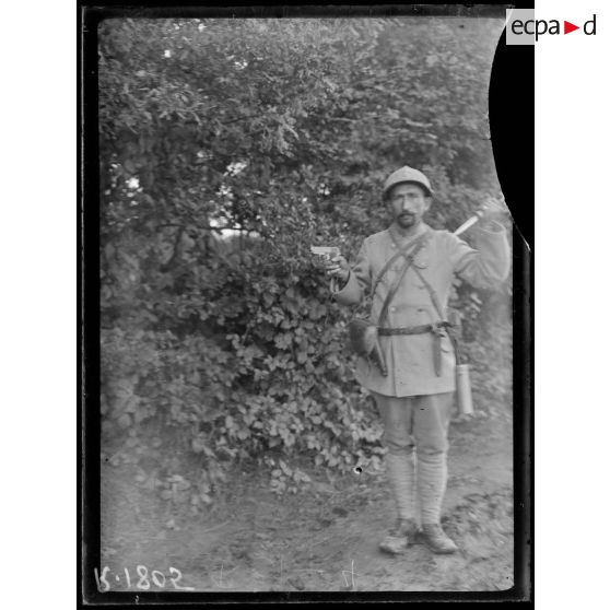 Un nettoyeur de tranchées porteur du revolver et du couteau. [légende d'origine]