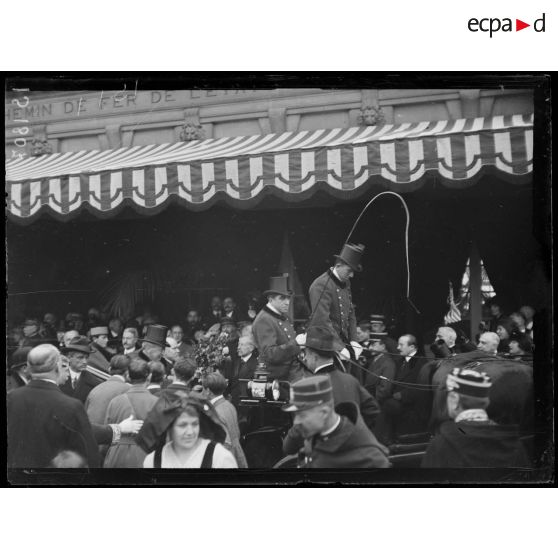 Paris. Visite de Mr et de Mme Wilson. Mr Wilson et Mr Poincaré en voiture. [légende d'origine]